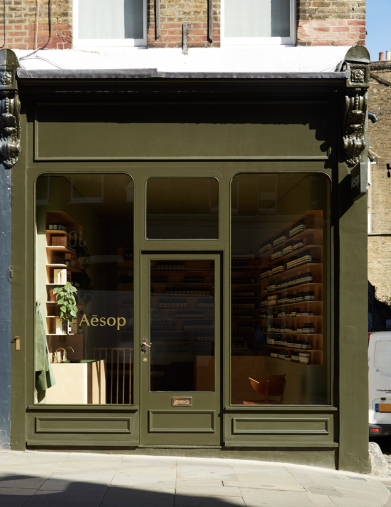 Façade vert olive de la boutique Aesop à Hampstead, Londres