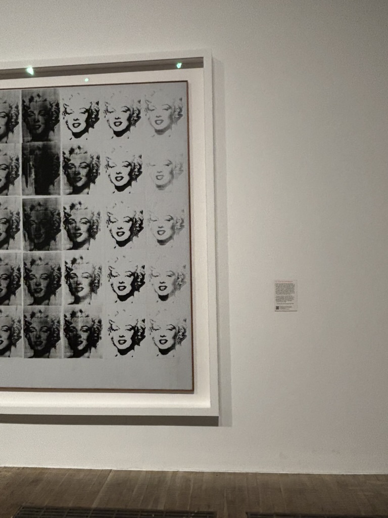 Détail en noir et blanc de Marilyn Diptych d’Andy Warhol à la Tate Modern