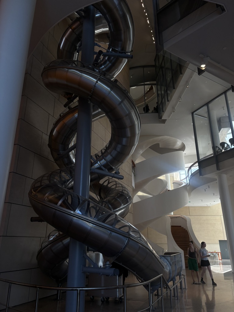 Grand toboggan métallique en spirale installé à l’intérieur de la tour LUMA à Arles