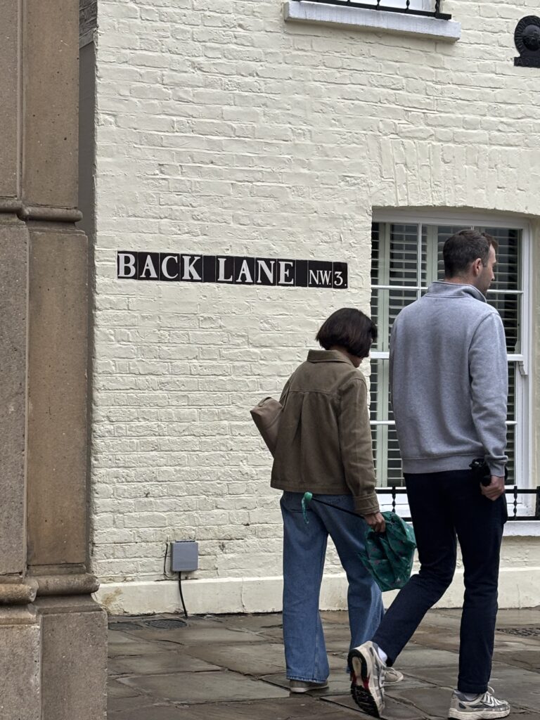 Plaque Back Lane NW3 sur une façade claire dans le quartier de Hampstead à Londres