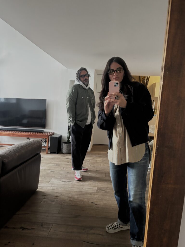 Tamara et Greg devant un miroir dans leur Airbnb à Hackney, près de London Fields à Londres