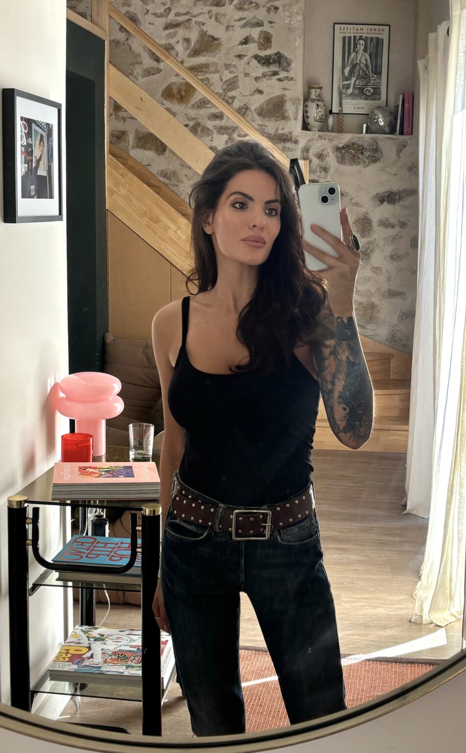 Débardeur noir Zara porté avec un jean droit Edwin ED-39 et une ceinture vintage marron