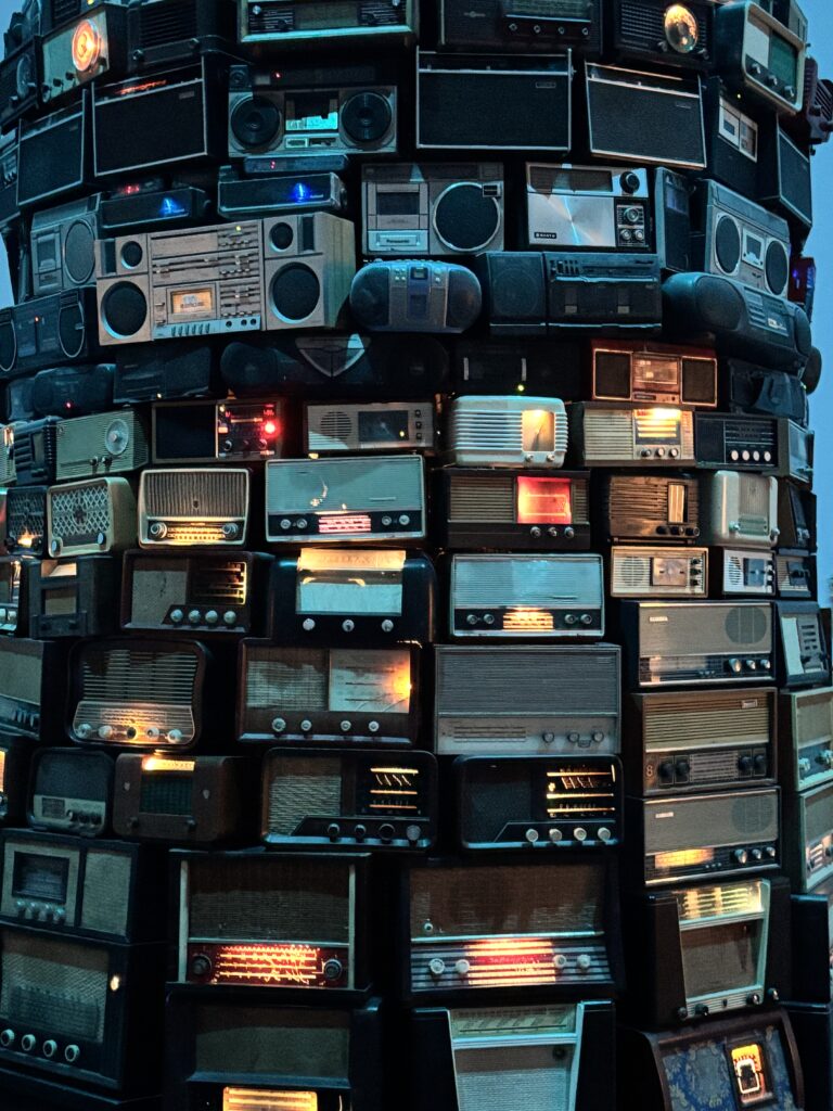 Babel de Cildo Meireles, tour composée de centaines de radios, à la Tate Modern
