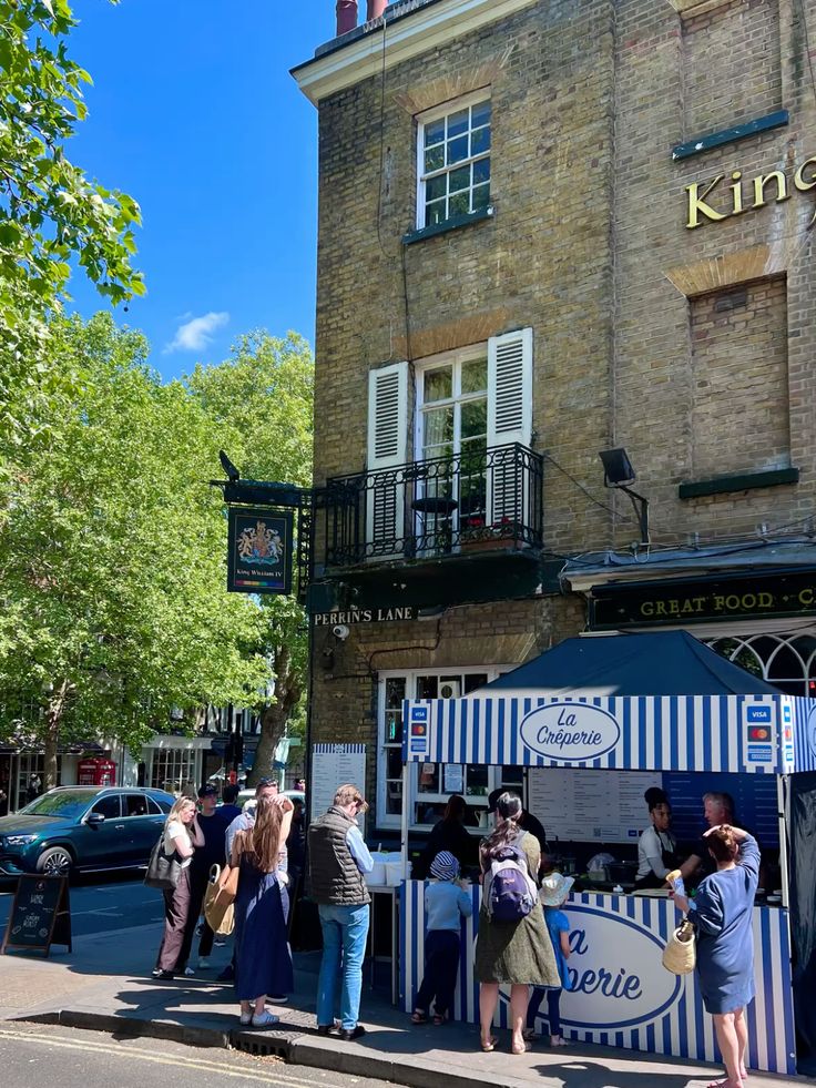 La Crêperie de Hampstead devant King William IV par une journée ensoleillée