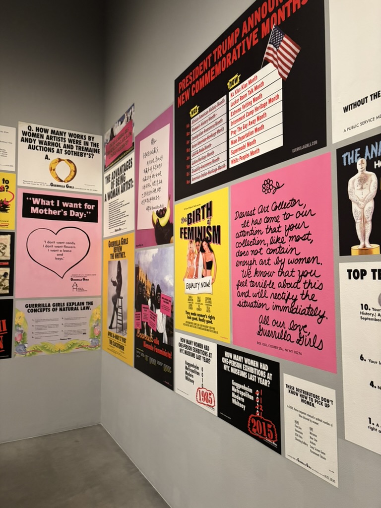 Affiches féministes des Guerrilla Girls exposées à la Tate Modern à Londres