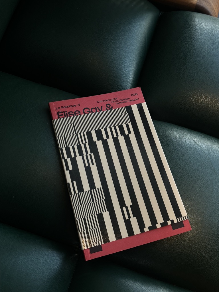 Livre de design graphique à la couverture noire, blanche et rose acheté à la librairie de LUMA Arles