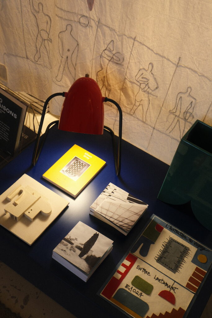 Livres de design, lampe rouge et objets inspirés de Le Corbusier chez Maison Mirbel