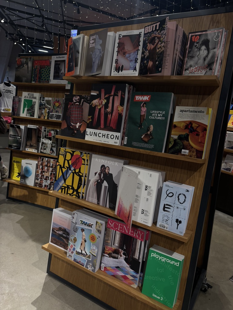 Sélection de livres et magazines de design dans la boutique de la Tate Modern