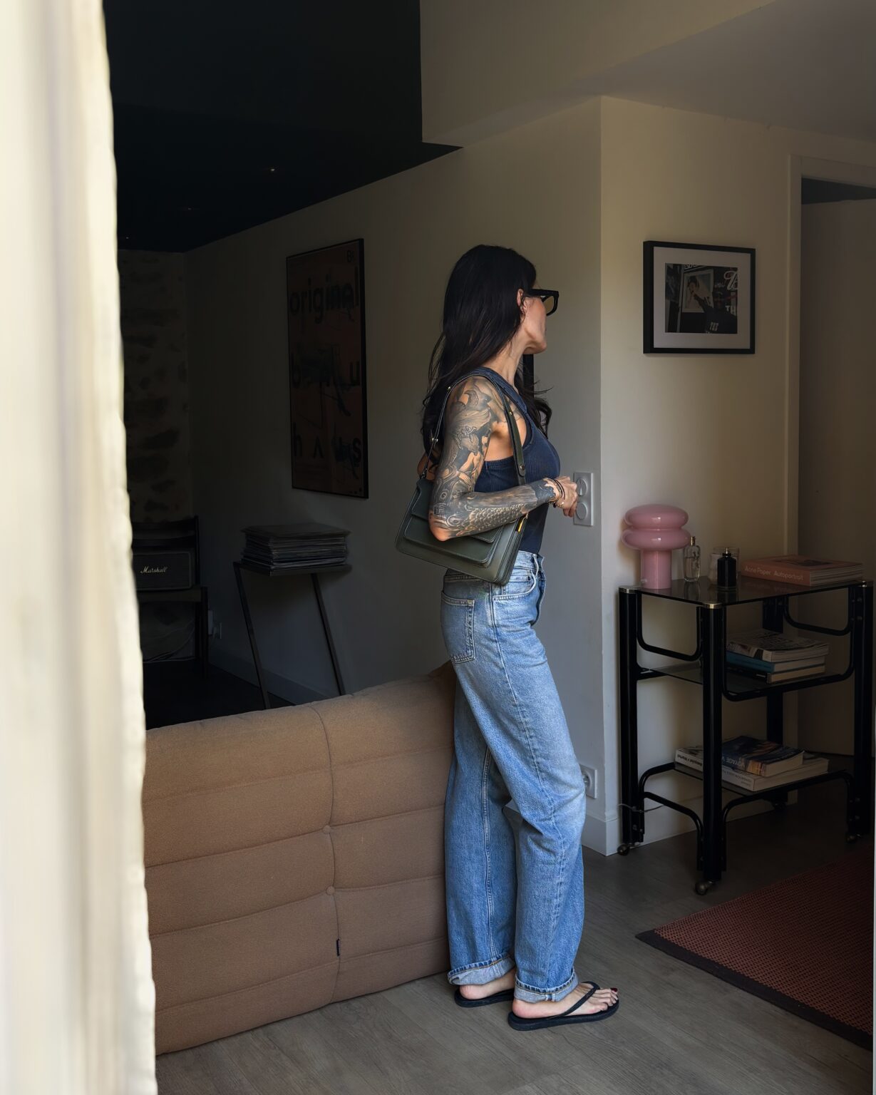 Tamara Chaudesaigues porte un jean large COS, un débardeur Zara, des Havaianas noires et un sac Marni Trunk vert