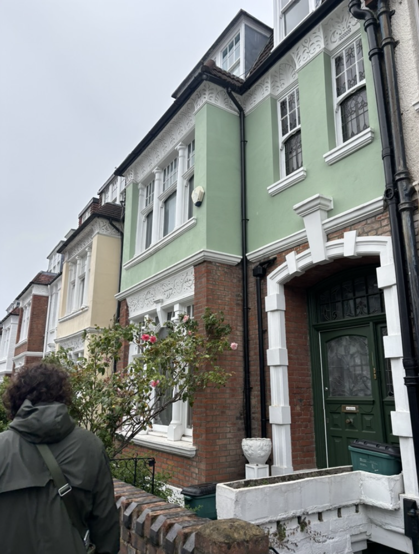 Maison verte aux détails blancs dans une rue résidentielle de Hampstead