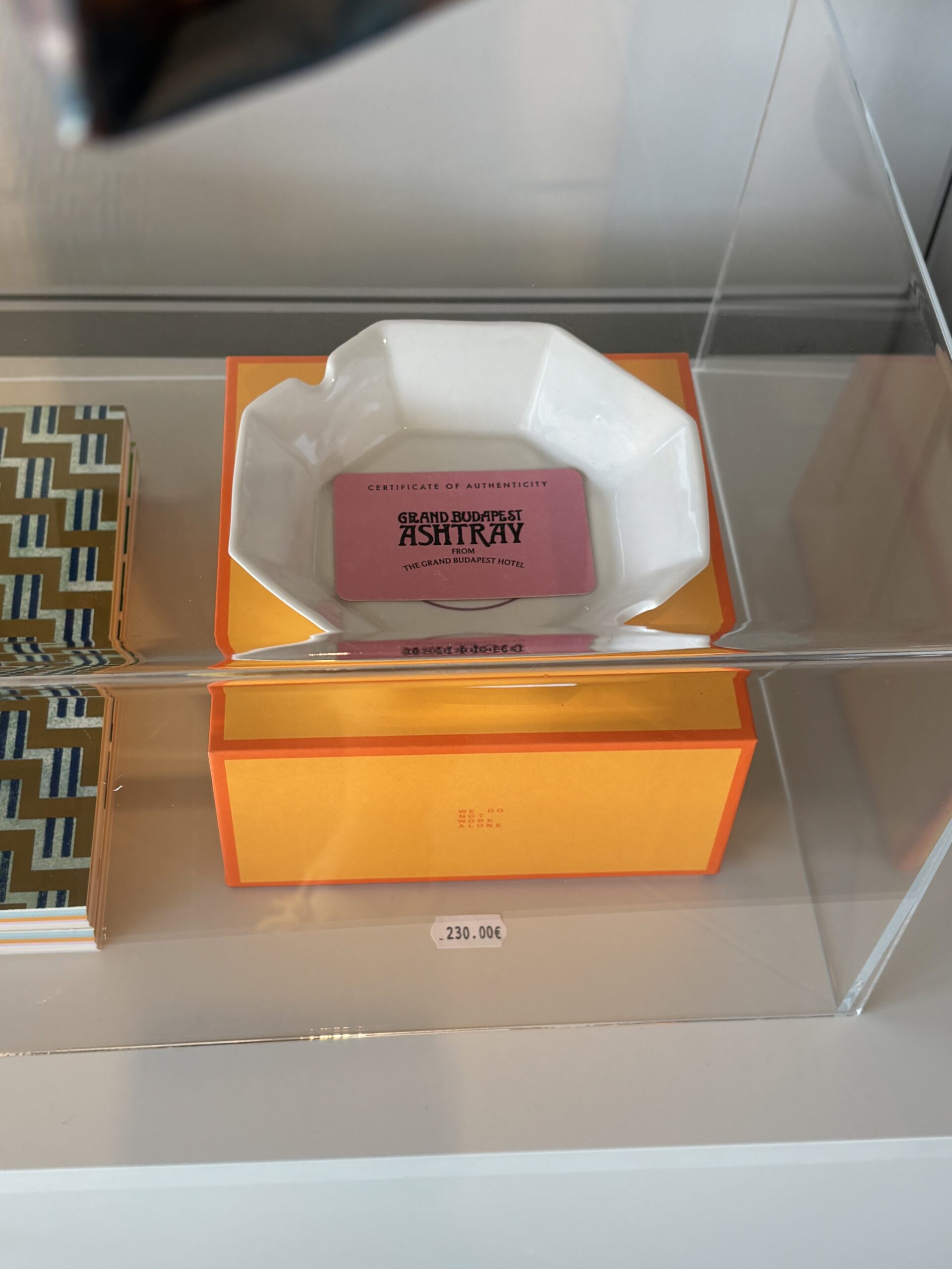 Cendrier design blanc et objets colorés présentés dans une vitrine de la librairie de LUMA Arles