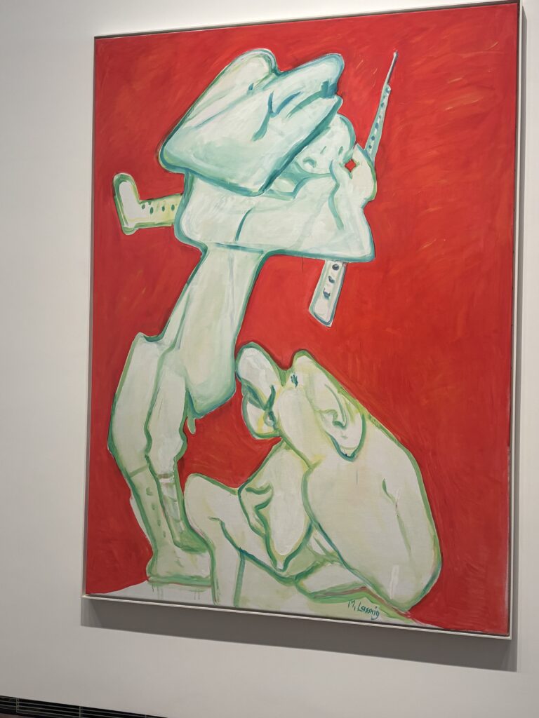 Grande peinture figurative sur fond rouge présentée dans l’exposition Maria Lassnig à LUMA Arles