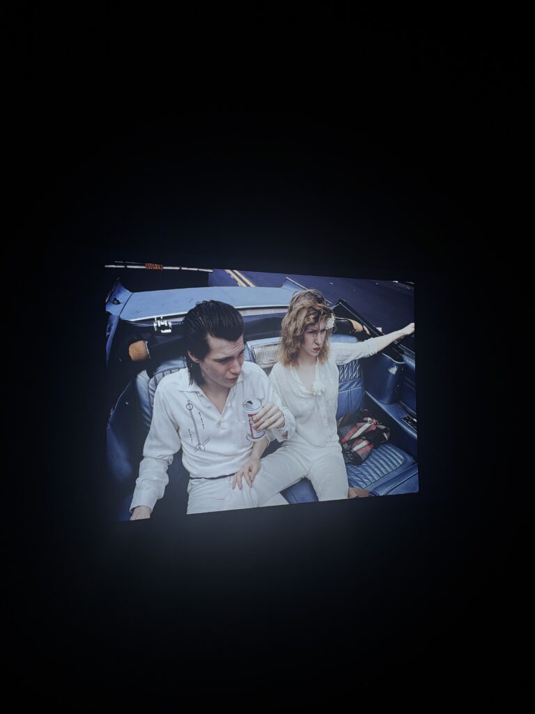 Photographie d’un couple dans une voiture présentée dans l’exposition David Armstrong à LUMA Arles