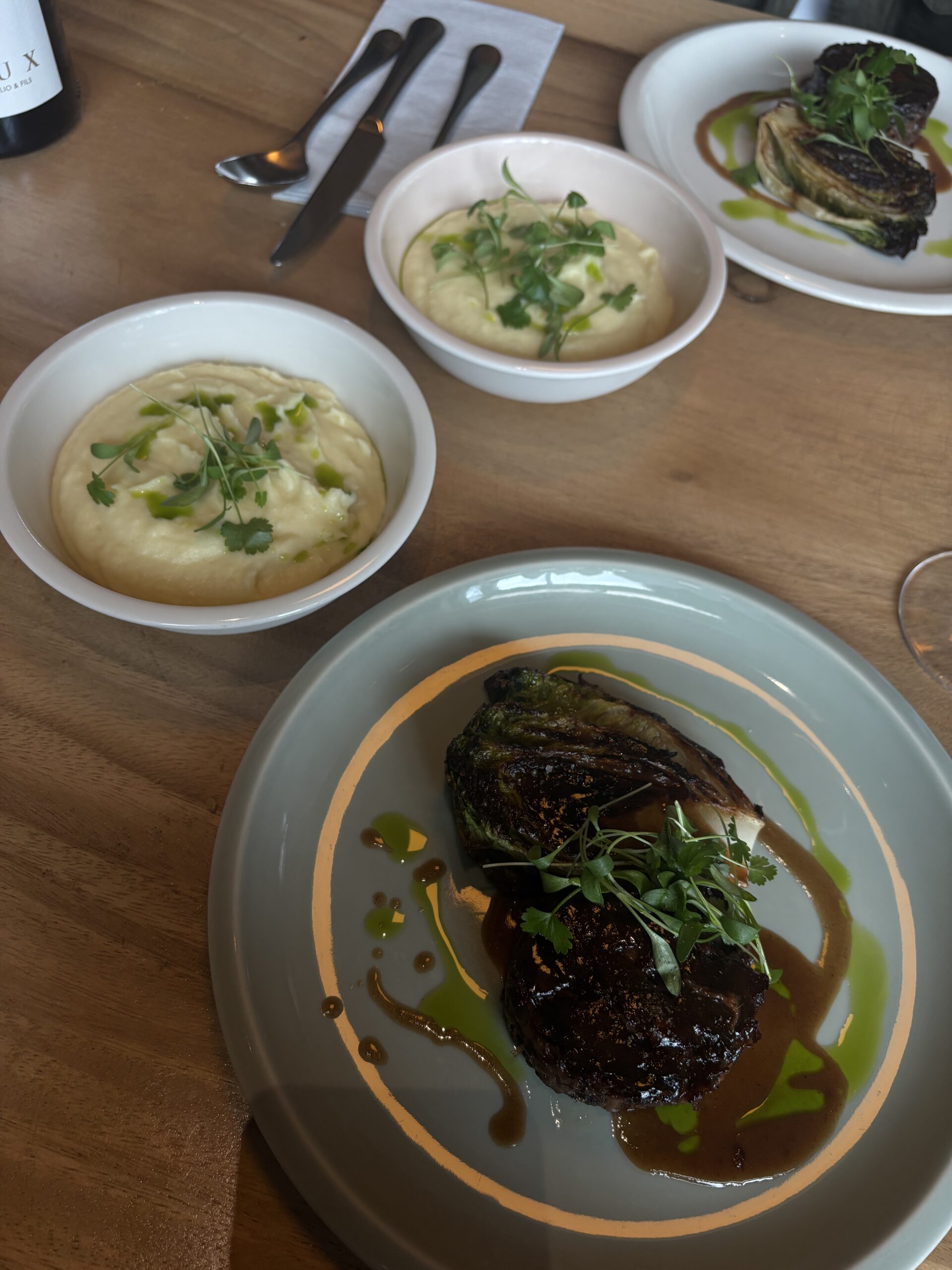 Plats servis au Drum Café à LUMA Arles avec purée, viande et légumes
