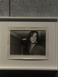 Portrait photographique en noir et blanc présenté dans l’exposition David Armstrong à LUMA Arles