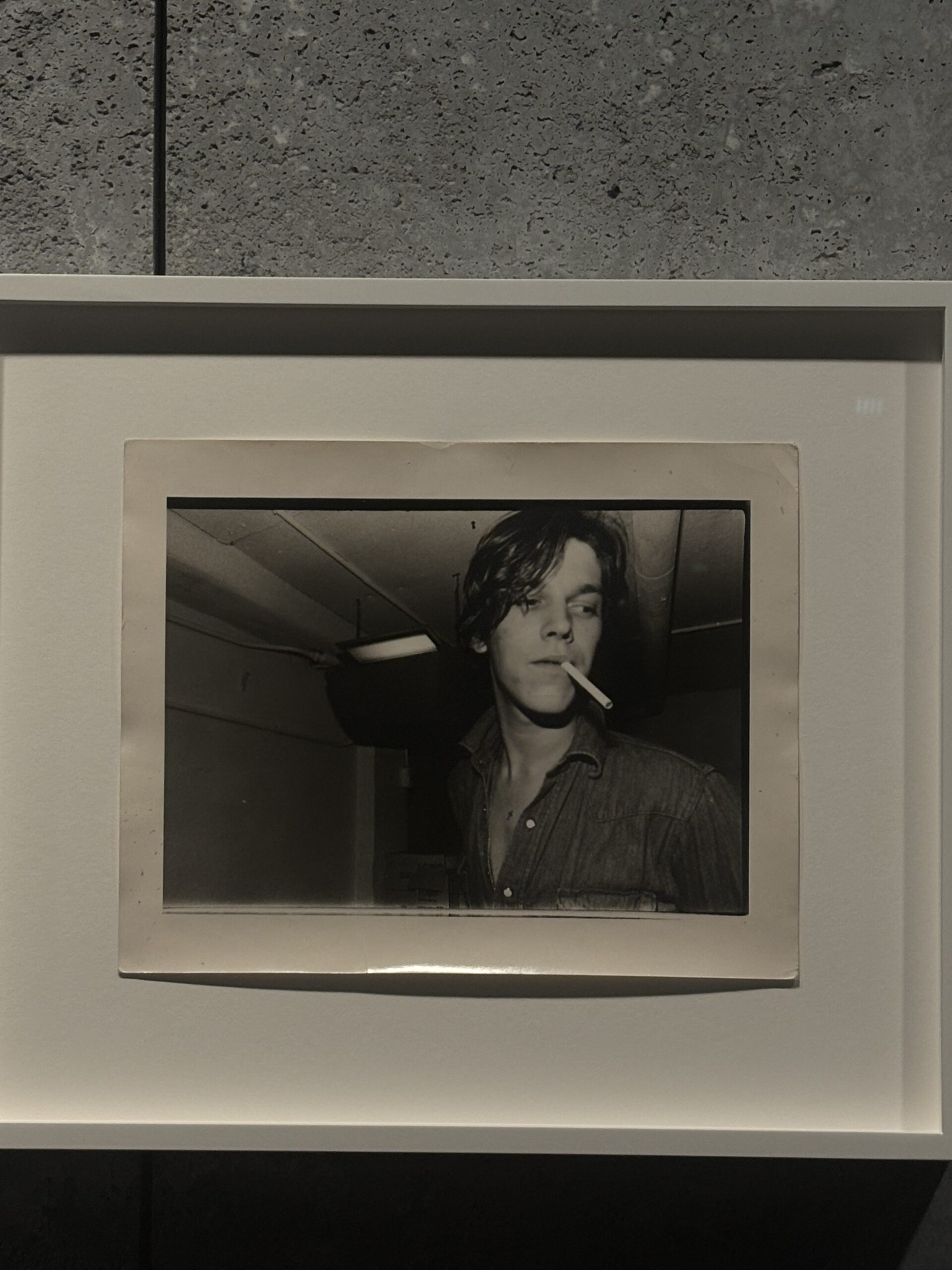 Portrait photographique en noir et blanc présenté dans l’exposition David Armstrong à LUMA Arles