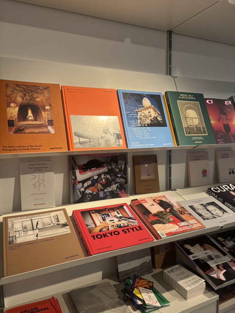 Livres d’art, de photographie et de design exposés dans les rayons de la librairie de LUMA Arles