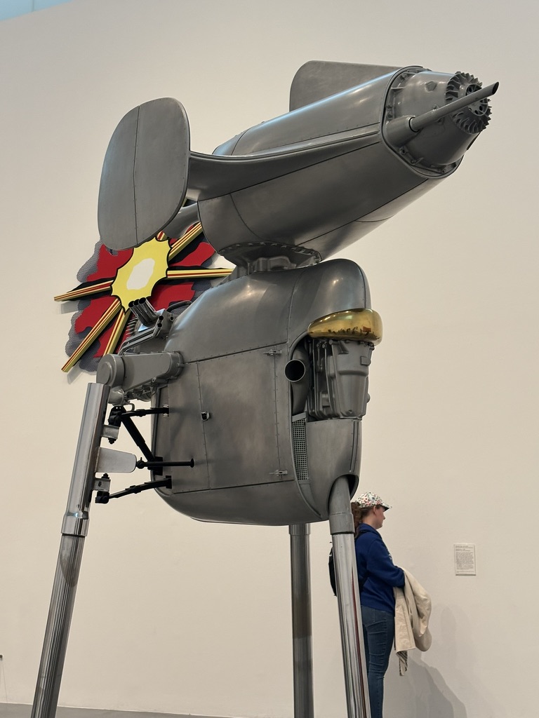 Grande sculpture métallique composée de formes mécaniques exposée à la Tate Modern