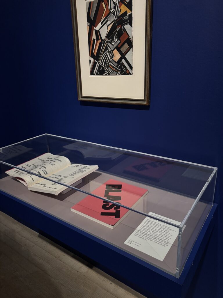 Œuvre vorticiste et éditions de la revue BLAST dans une salle de la Tate Modern