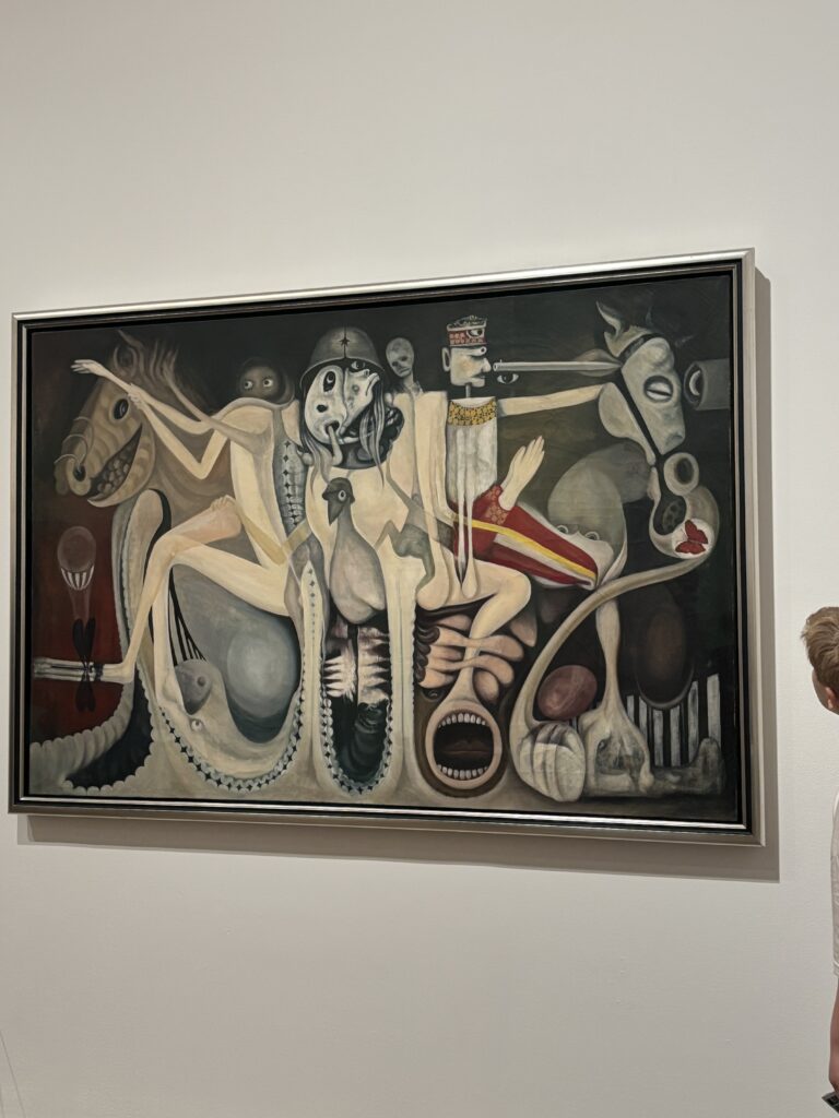 Grande peinture surréaliste avec une tête de cheval et plusieurs figures à la Tate Modern