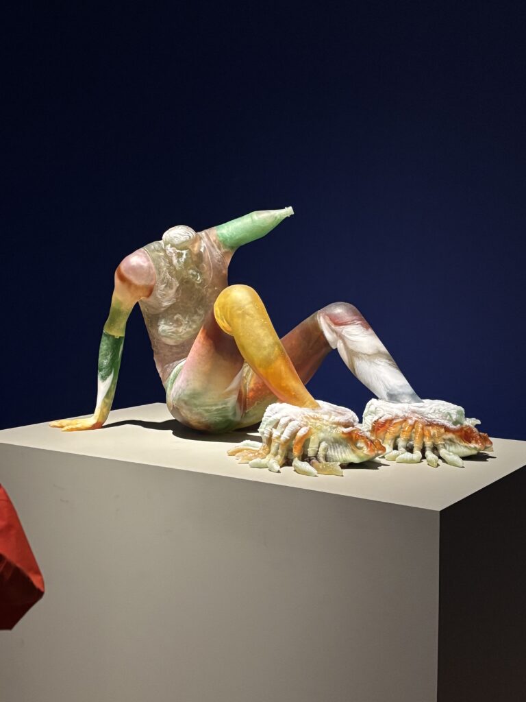 Sculpture humaine translucide et multicolore exposée à la Tate Modern à Londres