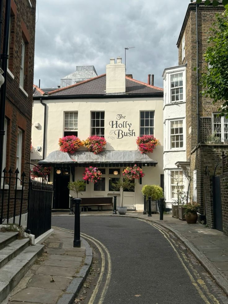 Façade fleurie du pub The Holly Bush au bout d’une rue de Hampstead