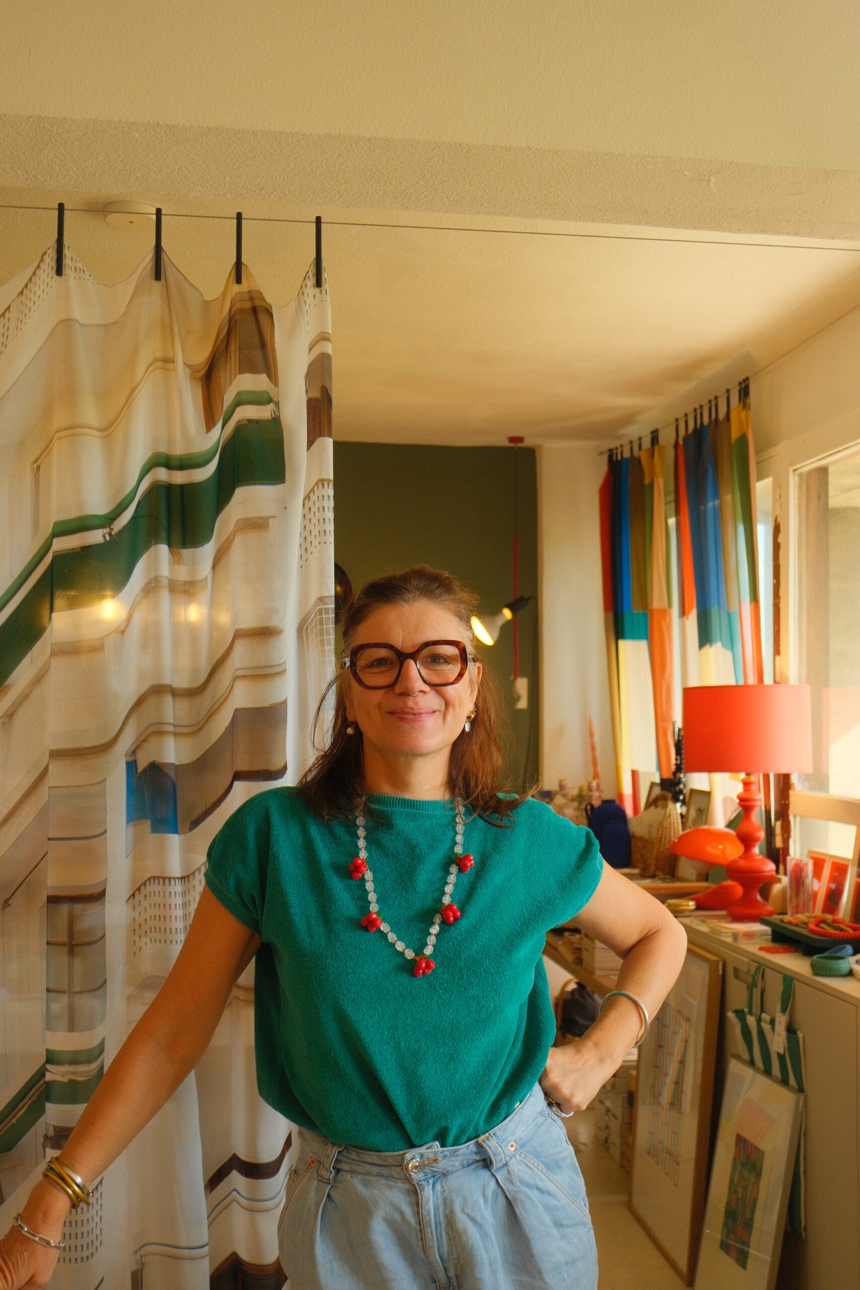 Portrait de Virginie dans sa boutique Maison Mirbel au quatrième étage de la Cité Radieuse