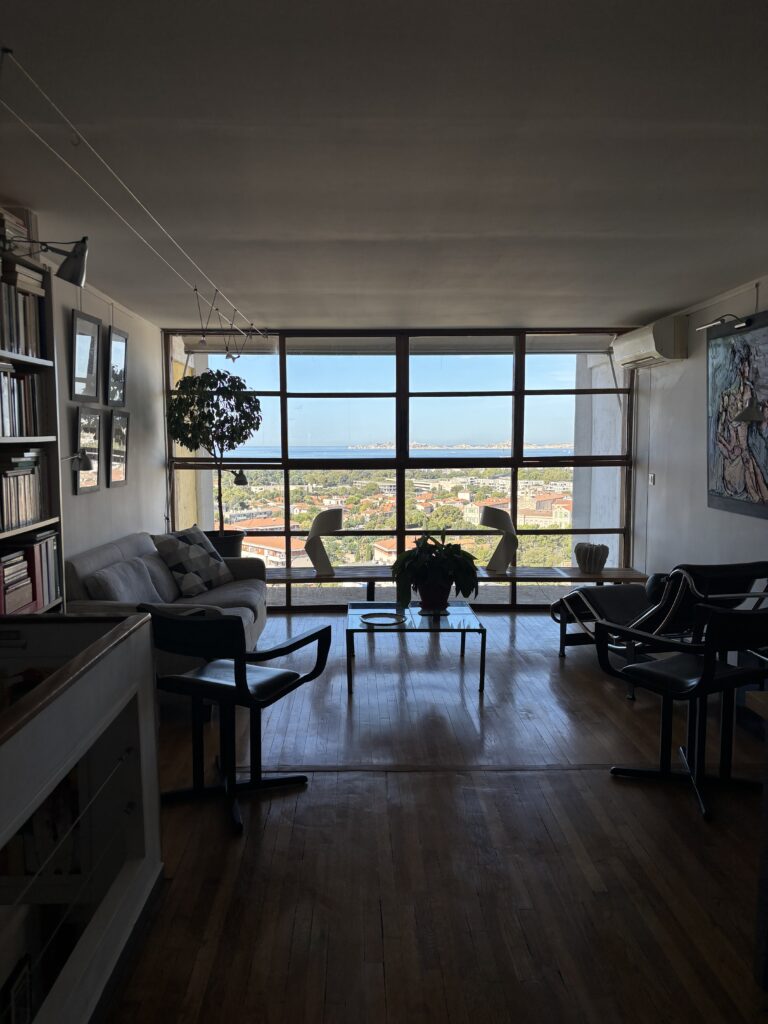 Vue générale du séjour traversant et de sa grande baie vitrée donnant sur Marseille et la mer