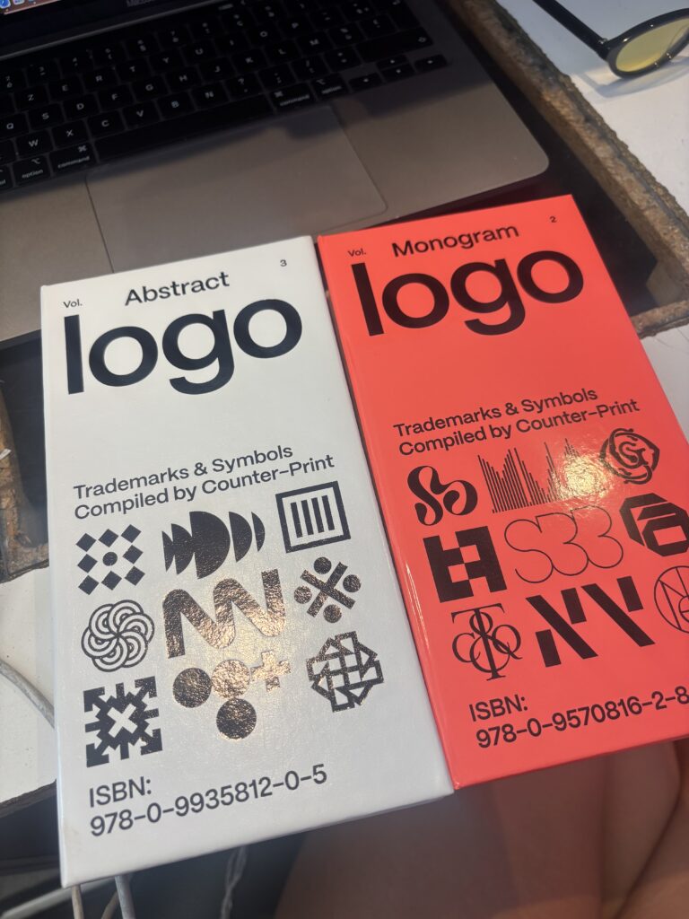 Abstract Logo volume 3 et Monogram Logo volume 2 de Counter-Print, deux livres de design graphique de Tamara Chaudesaigues.