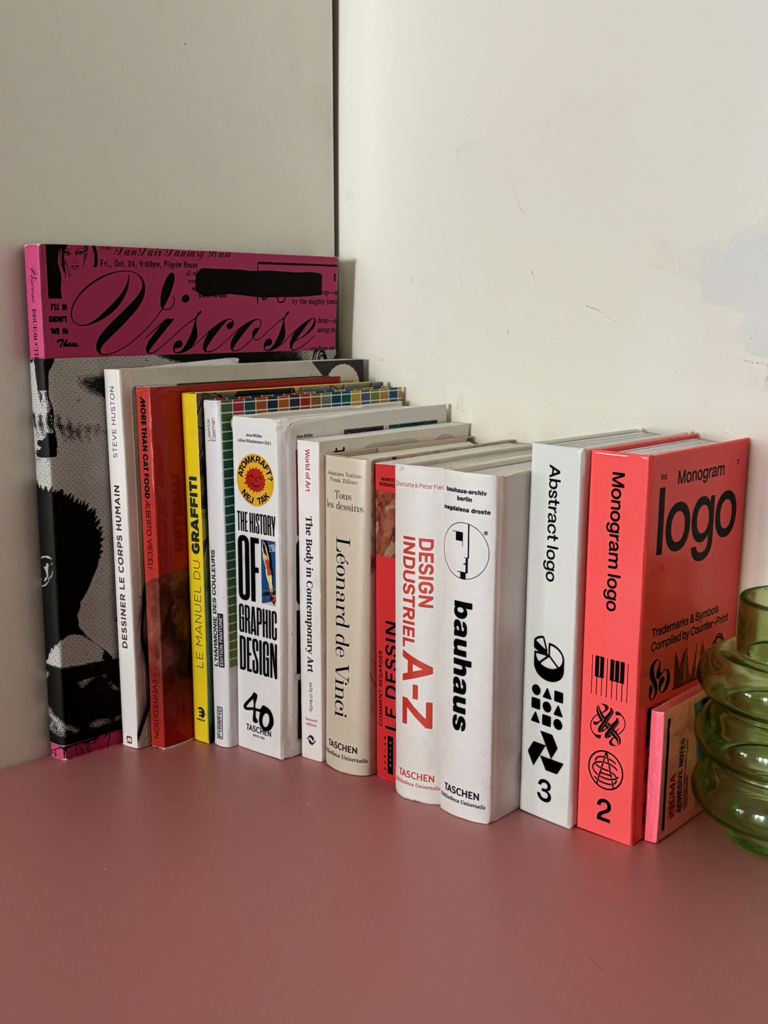 Bibliothèque de Tamara Chaudesaigues avec des livres de graphisme, design, mode, Bauhaus et identité visuelle.