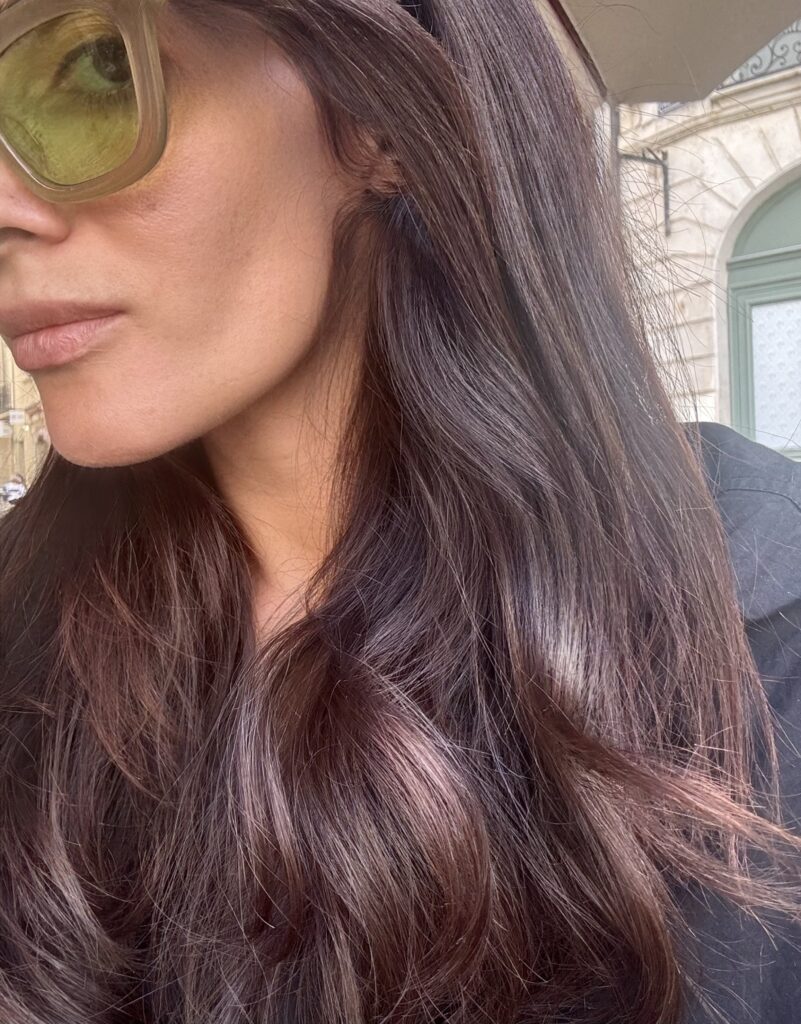 Cheveux bruns brillants après une routine pour limiter les racines mousseuses