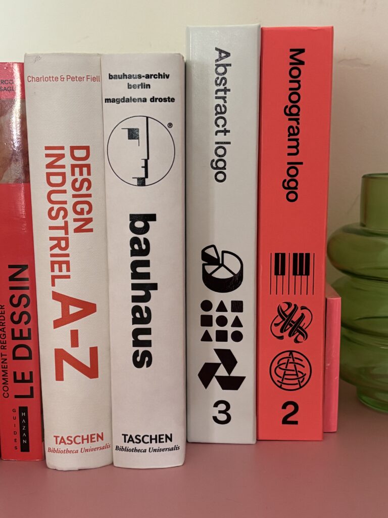 Livres de design graphique de Tamara Chaudesaigues avec Bauhaus, Design industriel A-Z, Abstract Logo et Monogram Logo.