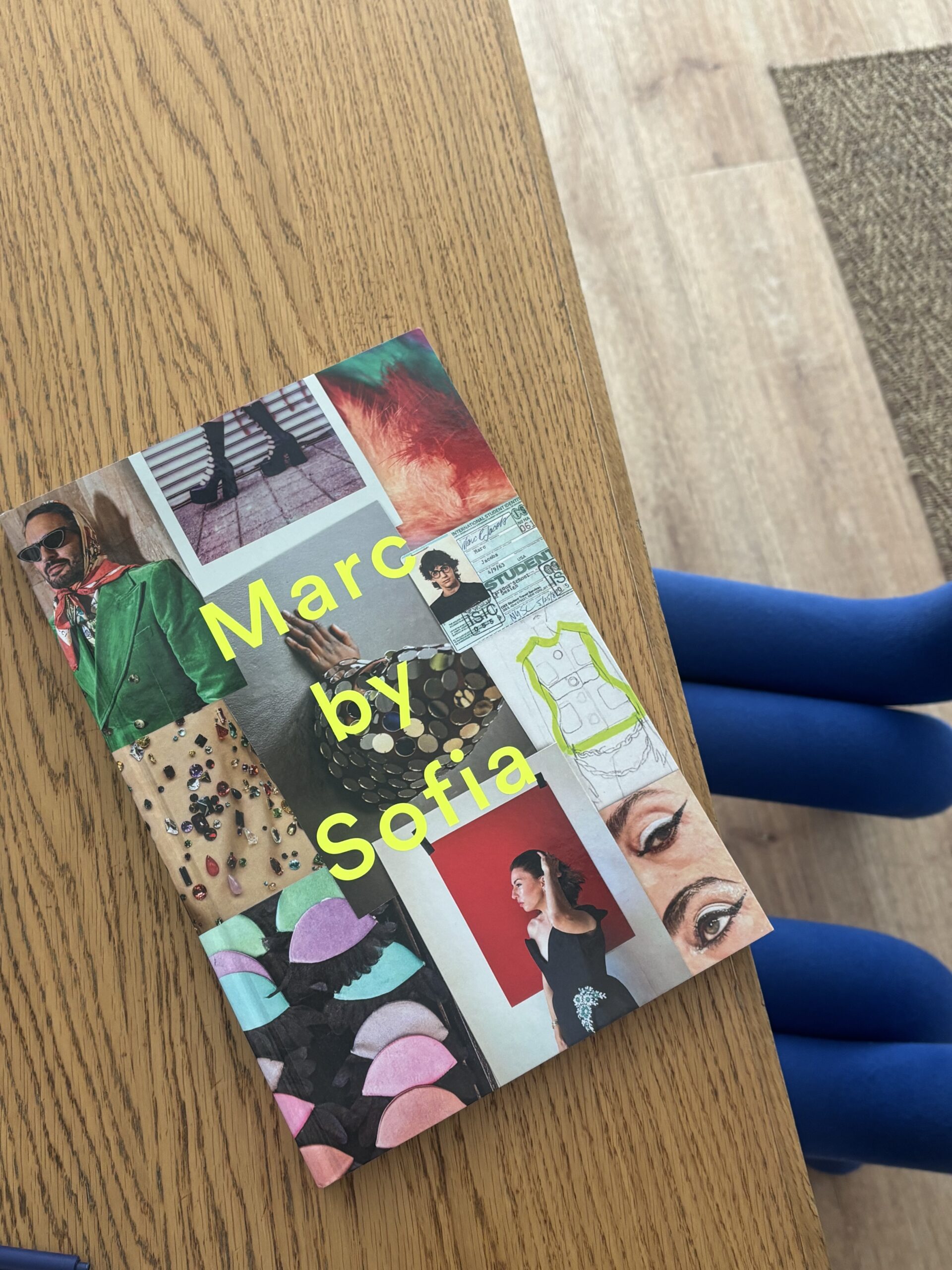 Livre Marc by Sofia de Sofia Coppola consacré à Marc Jacobs, posé sur une table.