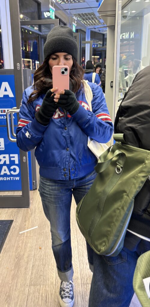 Tamara portant une veste vintage Starter Texas bleue trouvée chez Modfather à Camden, Londres