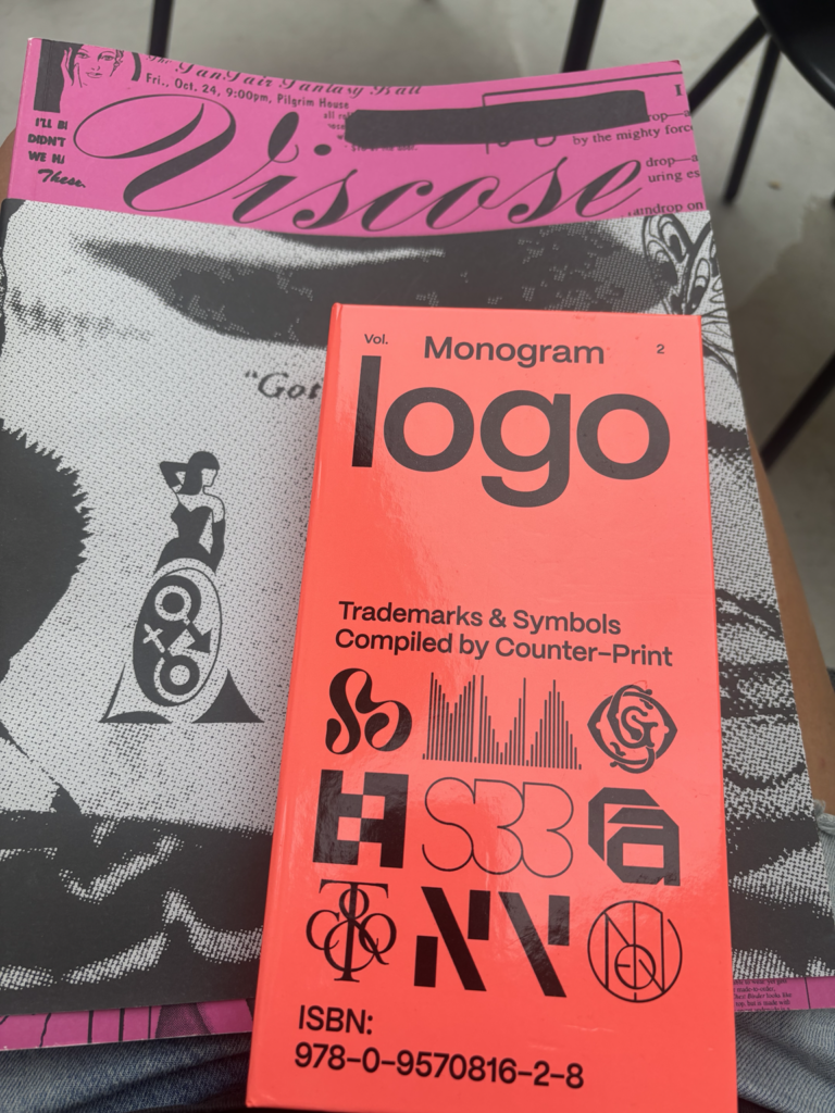 Livre Monogram Logo volume 2 posé sur le magazine de mode Viscose.