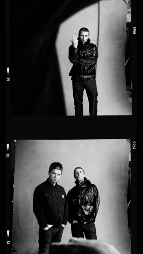 Photographie en noir et blanc des frères Gallagher pour Oasis