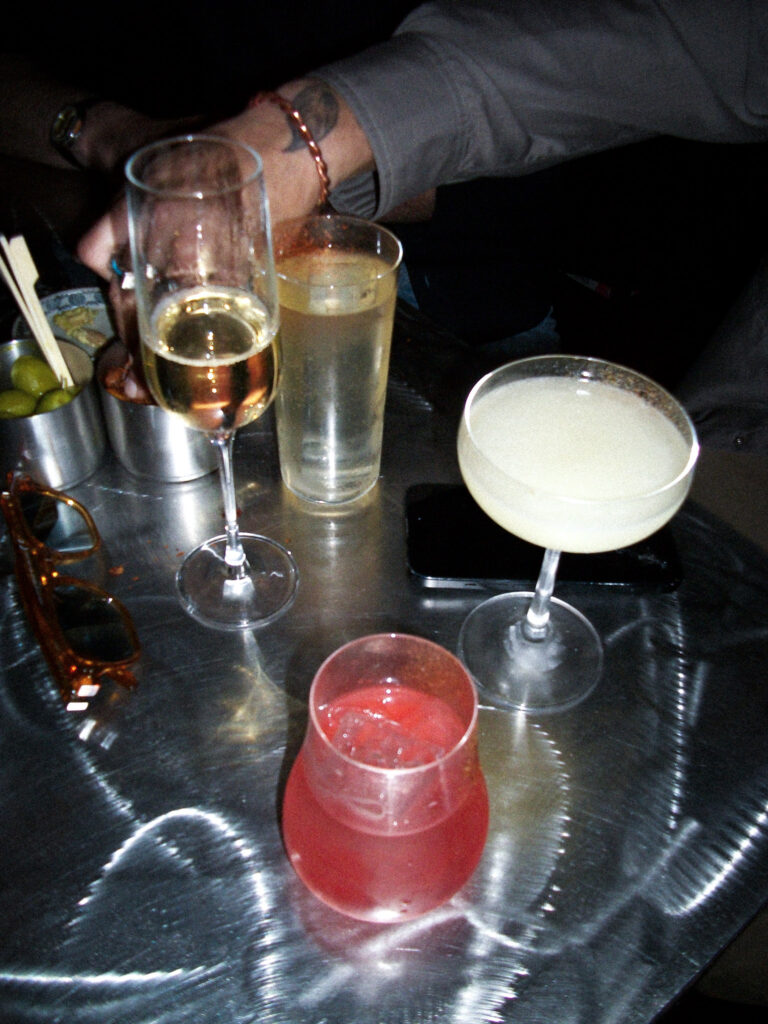 Cocktails sur une table chez SOMA Soho, bar caché de Denman Street à Londres.