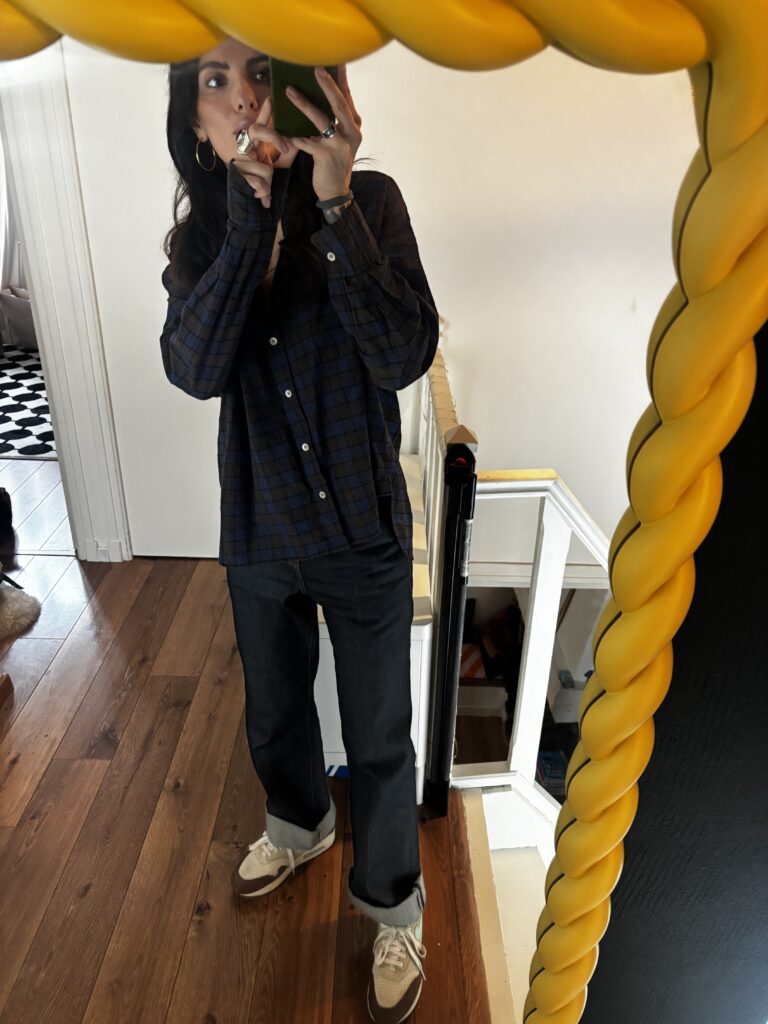Look with checkered shirt B Sbee, wide raw jeans and Nike Air Max 1