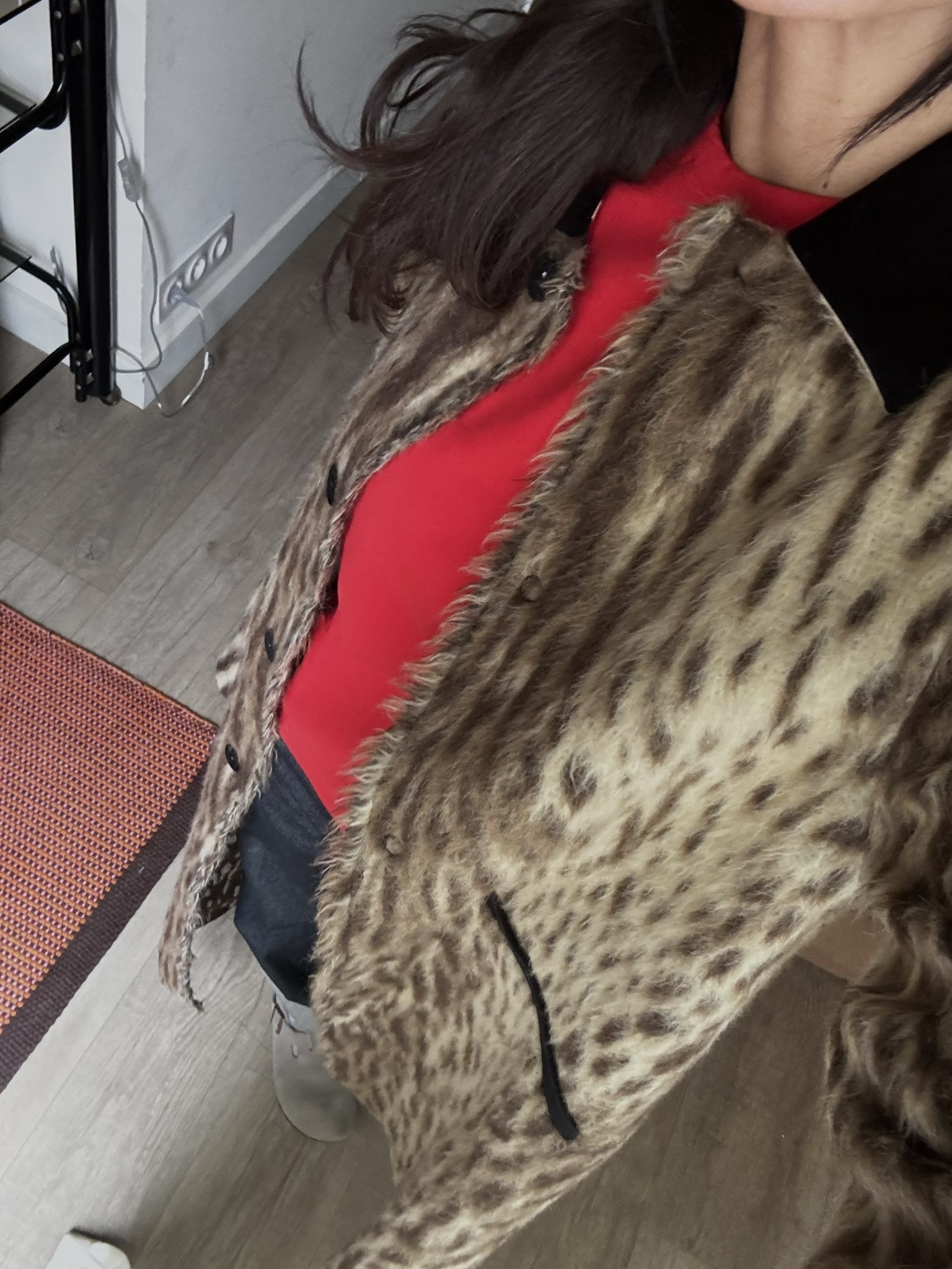 Look leopard coat for women Forte Forte with red Monoprix T-shirt and Saint Laurent jeans