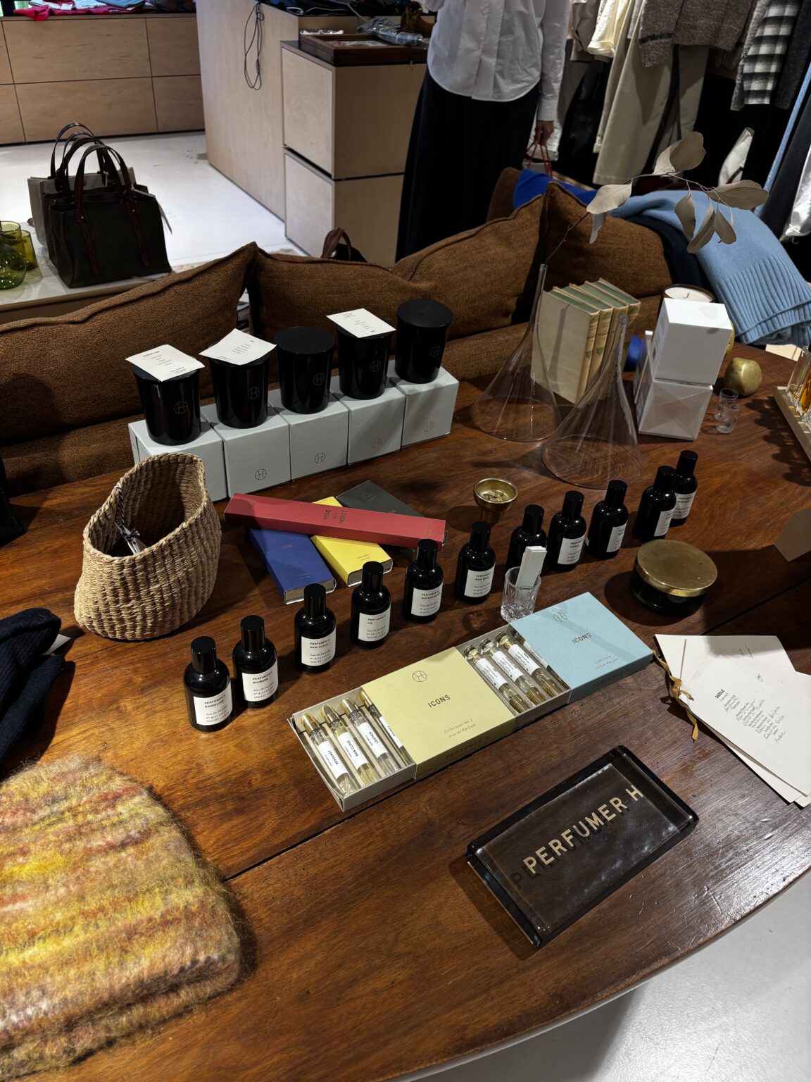 Table of perfumes, candles and accessories in the Pieds Nus boutique