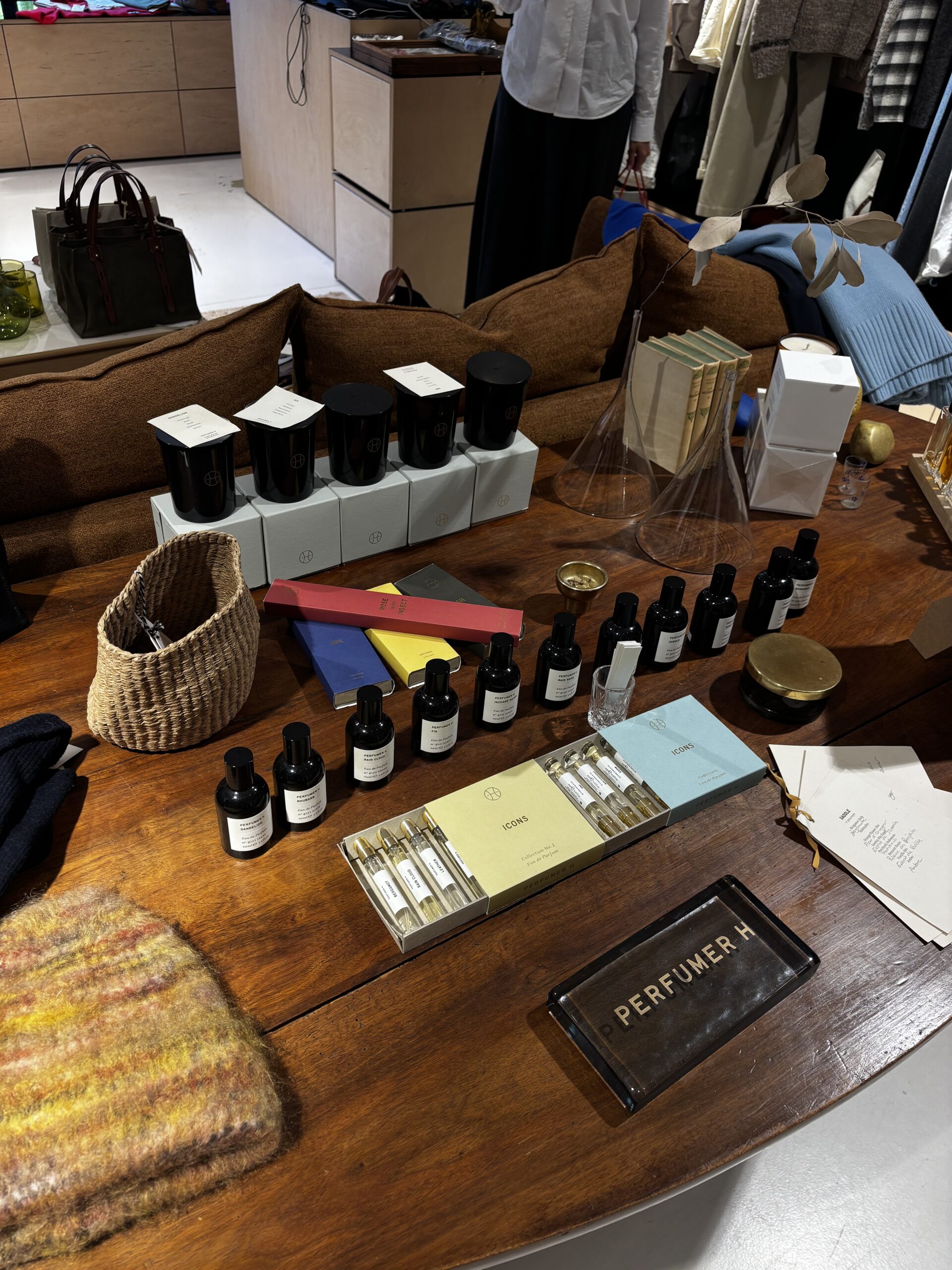 Table of perfumes, candles and accessories in the Pieds Nus boutique
